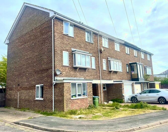 5 Bedroom Town House To Rent In Lower Quay Close, Fareham, PO16