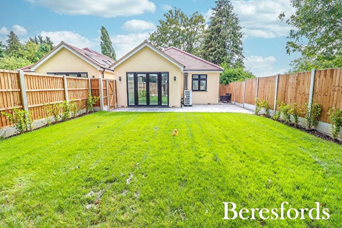 3 Bedroom Bungalow For Sale In Bridge Avenue, Upminster, RM14