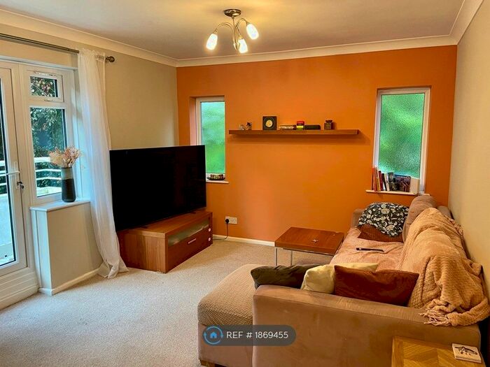 2 Bedroom Flat To Rent In West Cliff Court, Bournemouth, BH4