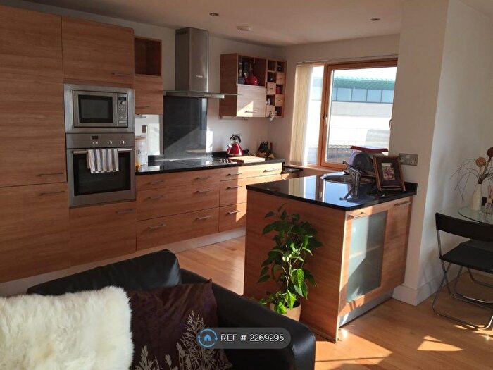 2 Bedroom Flat To Rent In Mcclintock House, Leeds, LS10