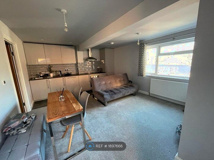 1 Bedroom Flat To Rent In London Road, Chalfont St. Giles, HP8