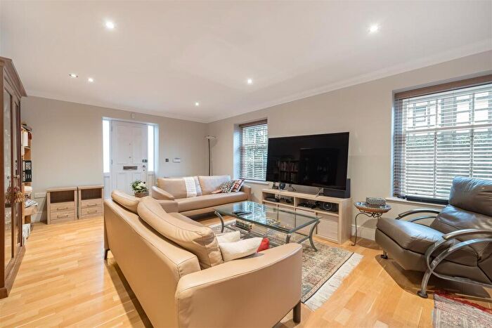 3 Bedroom Flat For Sale In West Heath Avenue, Golders Green, NW11