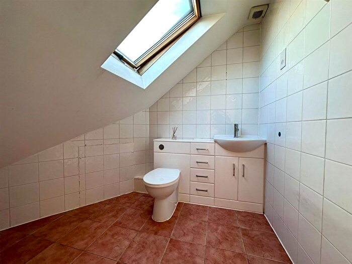 3 Bedroom Flat To Rent In Newick Road, London, E5