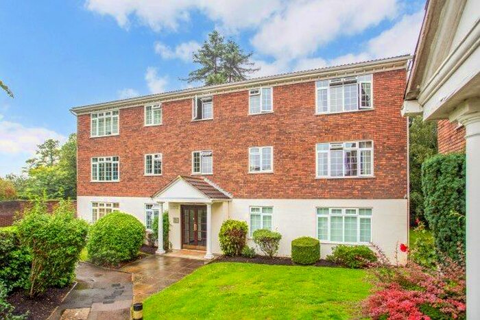 1 Bedroom Flat To Rent In Hillcrest, Weybridge, KT13
