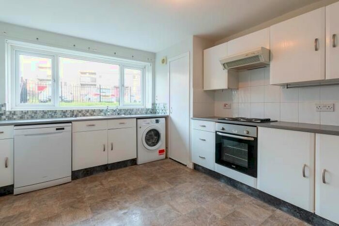 2 Bedroom Flat To Rent In Northfield Drive, Edinburgh EH8