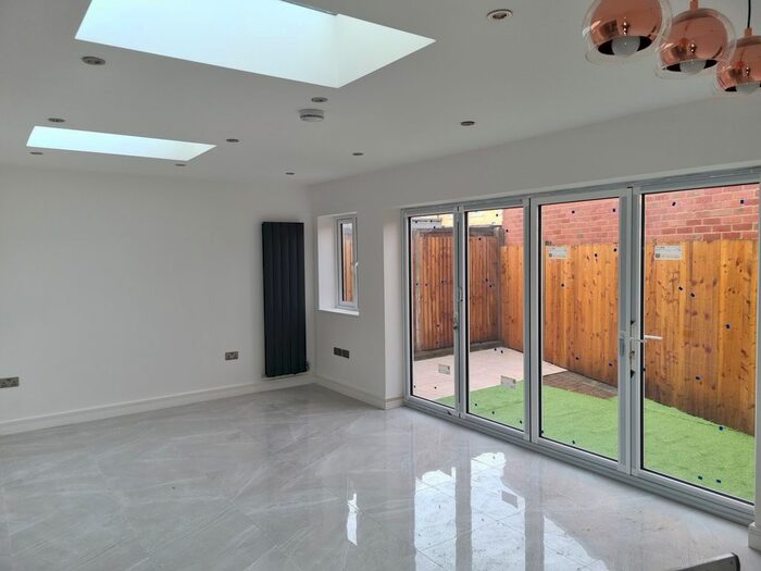 3 Bedroom Flat To Rent In Effra Rd, Wimbledon, SW19