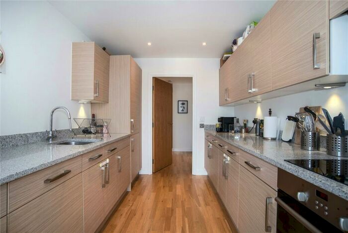 3 Bedroom Apartment To Rent In Godfrey Place, Shoreditch, London, E2