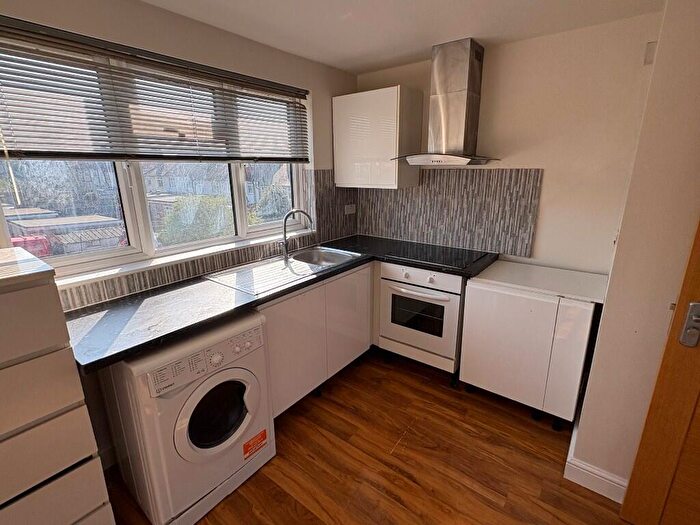 4 Bedroom Flat To Rent In West Way, London, NW10