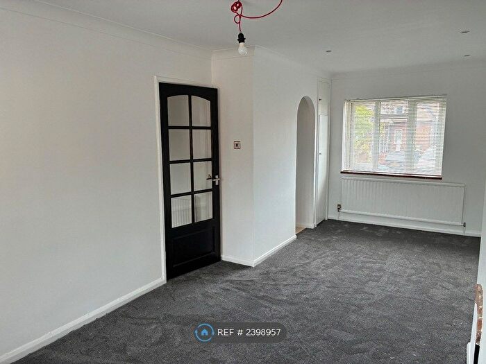 1 Bedroom Flat To Rent In Byng Drive, Potters Bar, EN6