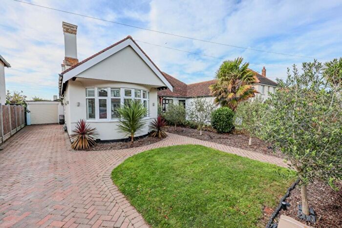 3 Bedroom Semi-Detached Bungalow For Sale In Winsford Gardens, Westcliff-On-Sea, SS0