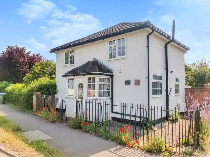 2 Bedroom Detached House To Rent In Risborough Road, Aylesbury, Buckinghamshire, HP22