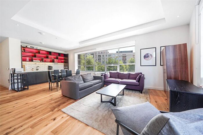 3 Bedroom Flat To Rent In Kent Building, London, E14