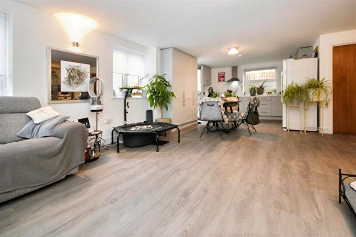 2 Bedroom Flat To Rent In Burrows Lane, Shere, GU5