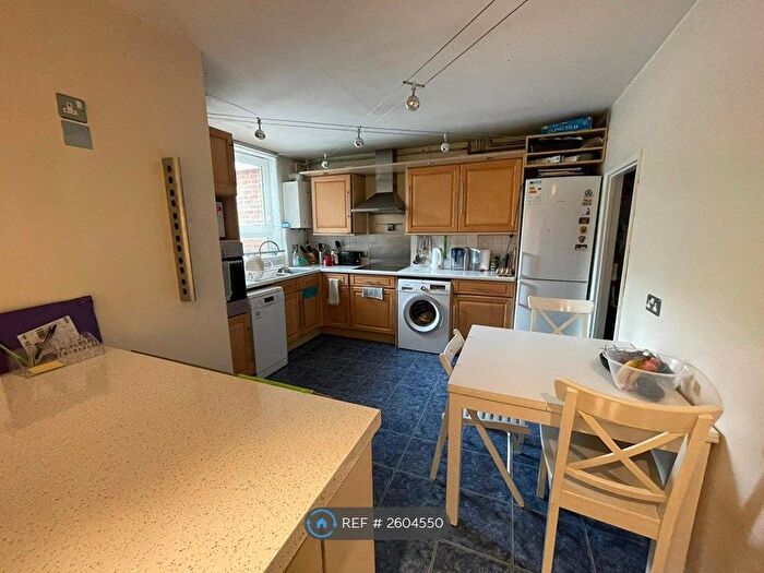 3 Bedroom Flat To Rent In Jansen Walk, London, SW11