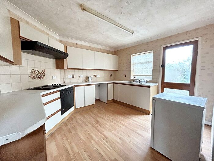 3 Bedroom Semi-Detached House For Sale In Whinfield Road, Dibden Purlieu, SO45