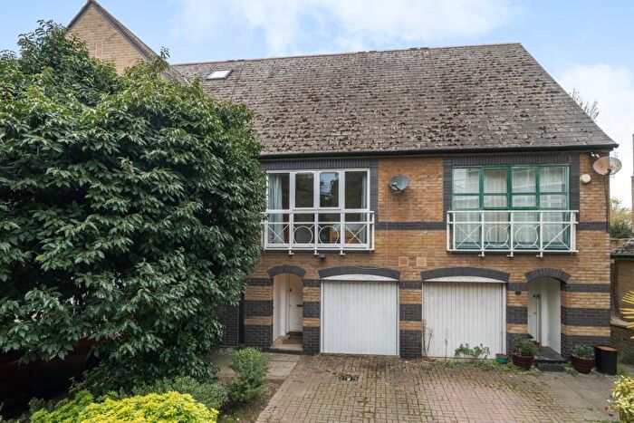 3 Bedroom Terraced House For Sale In Eleanor Close, Canada Water, London, SE16