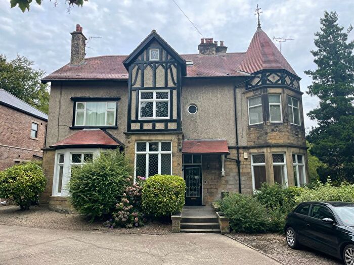 2 Bedroom Flat To Rent In Park Avenue, Roundhay, Leeds, West Yorkshire, LS8