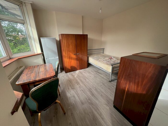 Studio To Rent In Fairbrook Close, London, N13