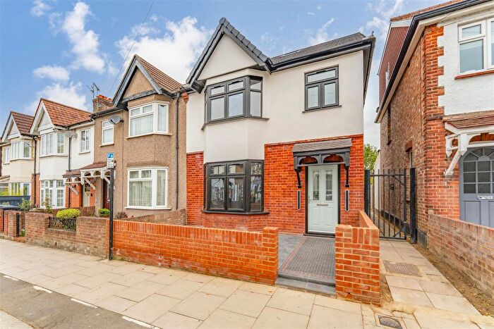 4 Bedroom End Terrace House For Sale In Drayton Bridge Road, Hanwell, W7
