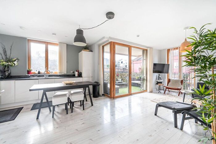 2 Bedroom Flat To Rent In Lockton Road, Ladbroke Grove, London, W10