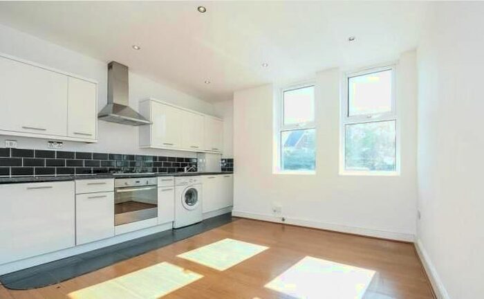 2 Bedroom Flat To Rent In Gleneldon Road, London, SW16