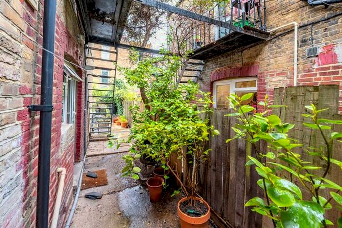 2 Bedroom Flat To Rent In Venetian Road, Camberwell, London, SE5