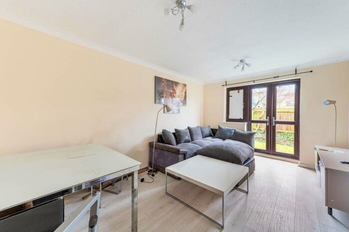 1 Bedroom Flat To Rent In Shepherds Walk, Gladstone Park, London, NW2
