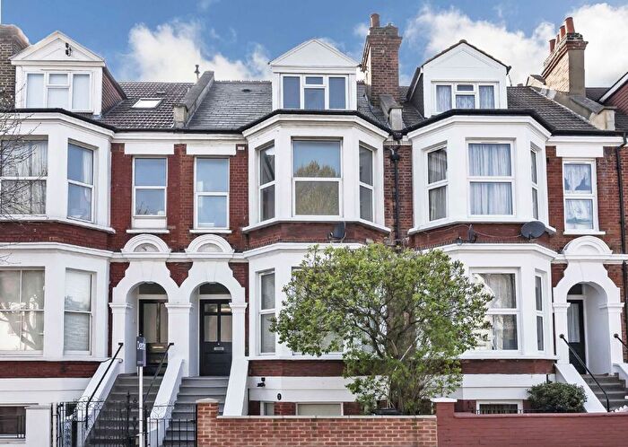 3 Bedroom Flat To Rent In Larden Road, London, W3
