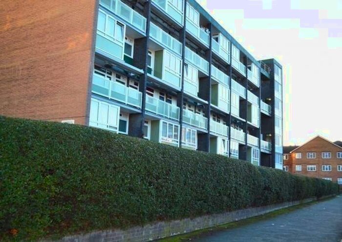 3 Bedroom Flat To Rent In Fontenelle, Sceaux Gardens, London, SE5