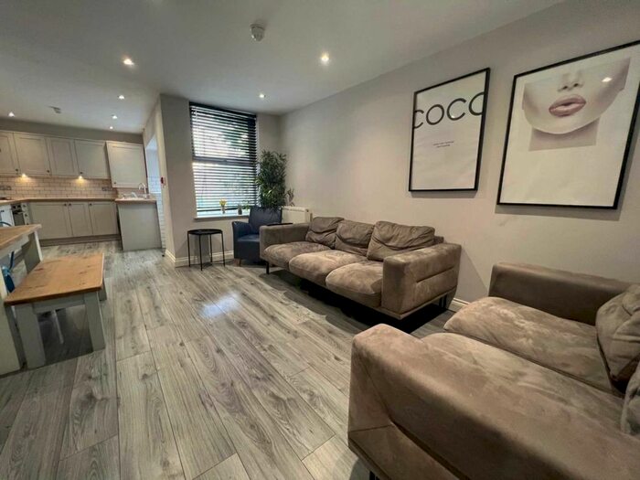 6 Bedroom Terraced House To Rent In Ridley Road, Kensington, L6