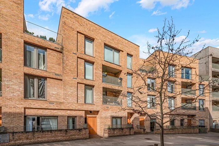 2 Bedroom Flat For Sale In Narrowboat Avenue, Brentford, TW8