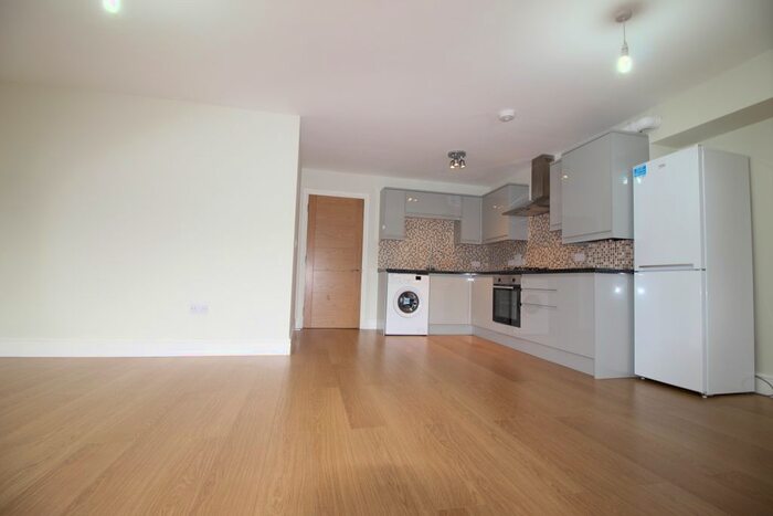 2 Bedroom Flat To Rent In New Wanstead, Leytonstone, London, E11