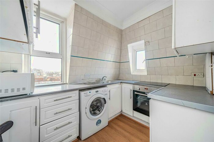 4 Bedroom Flat To Rent In Grand Parade, Green Lanes, London, N4