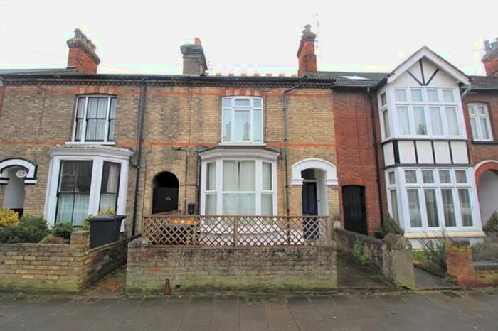 2 Bedroom Flat To Rent In Castle Road, Bedford, MK40