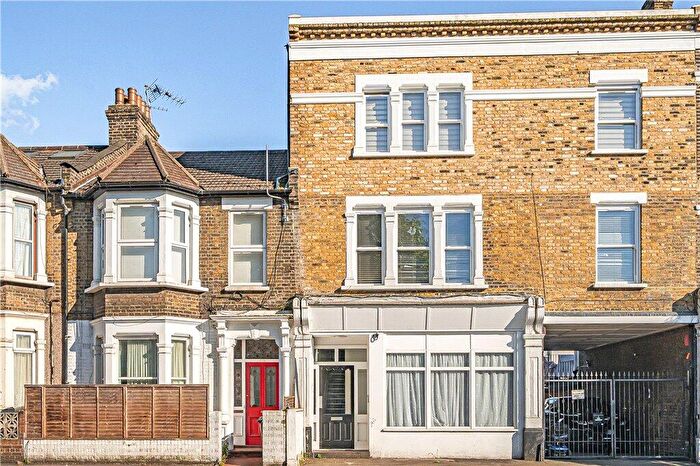3 Bedroom Apartment For Sale In Lea Bridge Road, Leyton, London, E10