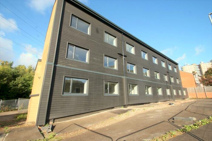 2 Bedroom Apartment To Rent In Spen Lane, Leeds, LS16