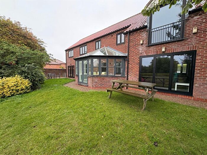 6 Bedroom Detached House For Sale In Hall Court, Kelfield, YO19
