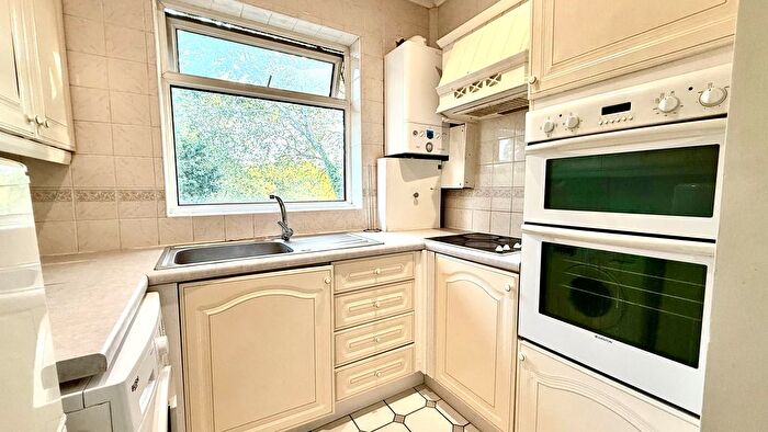 2 Bedroom Flat To Rent In Oak Wood Close, Woodford Green, IG8