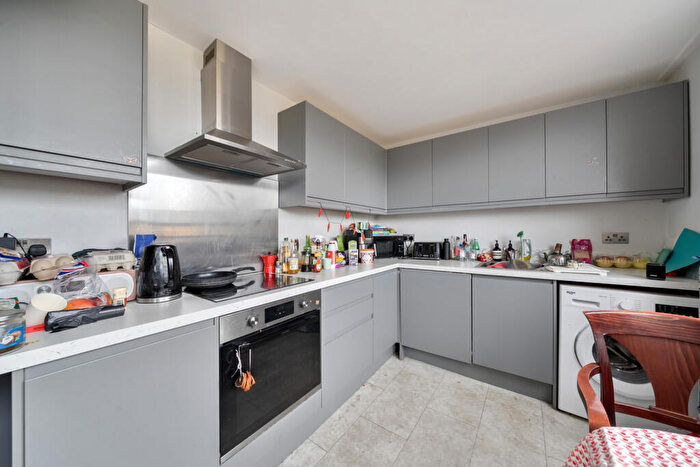 3 Bedroom Maisonette For Sale In Leontine Close, London, SE15
