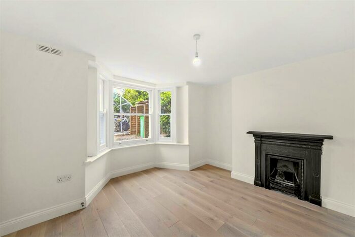 2 Bedroom Apartment To Rent In Regina Road, Finsbury Park, N4