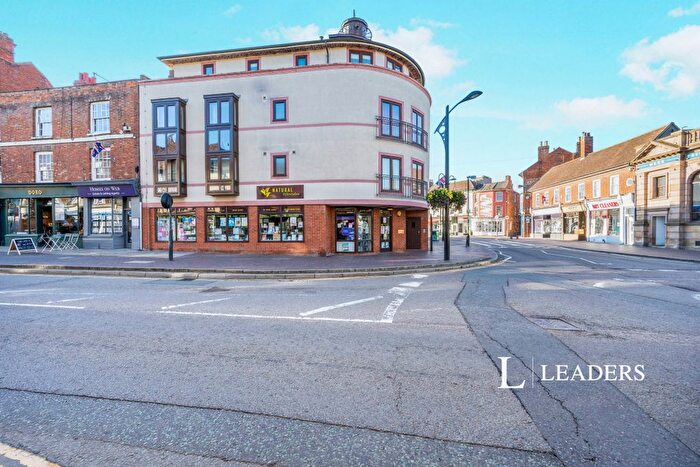 2 Bedroom Flat To Rent In High Street, Newport Pagnell, Buckinghamshire, MK16