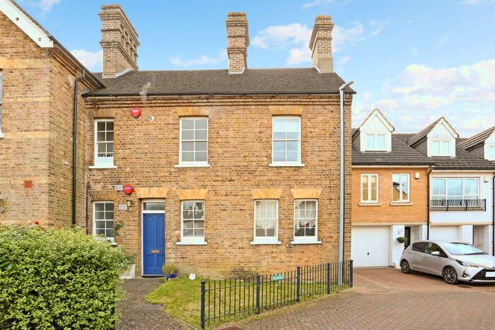 2 Bedroom Flat To Rent In Shepherds Farm, Mill End, Rickmansworth WD3