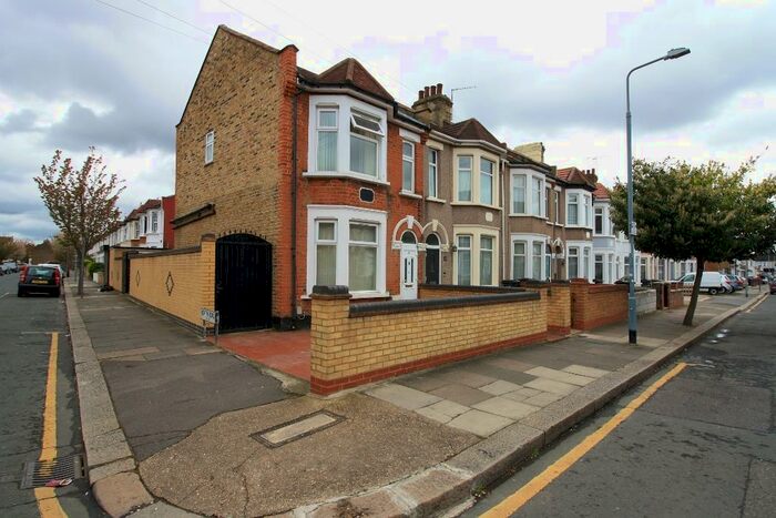 3 Bedroom End Of Terrace House To Rent In Highbury Gardens, Ilford, IG3
