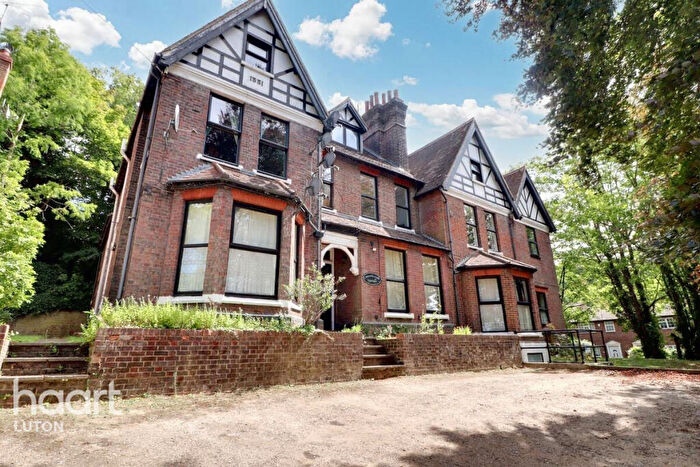 1 Bedroom Apartment For Sale In Hart Hill Drive, Luton, LU2