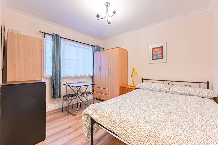 2 Bedroom Flat To Rent In Sinclair Gardens, West Kensington, London, W14