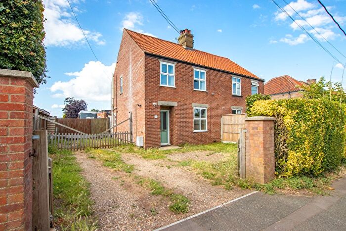 4 Bedroom Semi-detached House For Sale In White Horse Drive, Dersingham, PE31