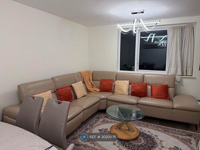 2 Bedroom Flat To Rent In George Court, Hayes, UB3
