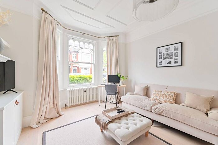 1 Bedroom Flat To Rent In Wakehurst Road, Between The Commons, London, SW11