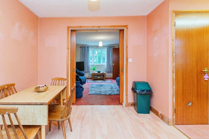 3 Bedroom End Of Terrace House For Sale In Bracken Way, Aylesbury, HP21