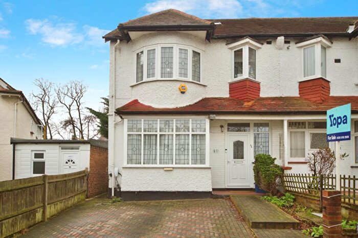 4 Bedroom End Of Terrace House For Sale In Golders Rise, London, NW4